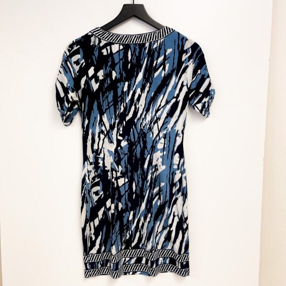 BCBGMaxAzria | Koe V-Neck Printed Stretchy Shift Dress Blue | XS - Picture 9 of 12